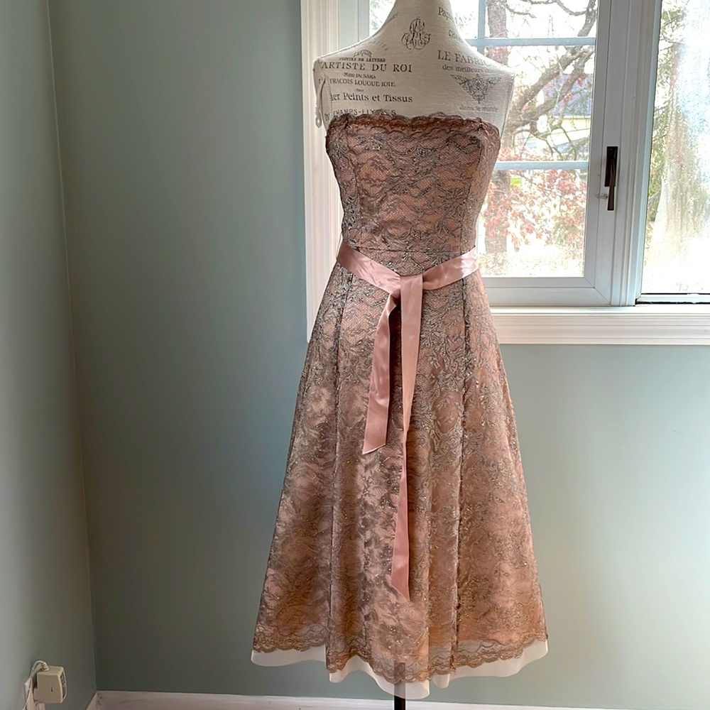 BCBG Champagne metallic lace strapless party dress EUC size 8